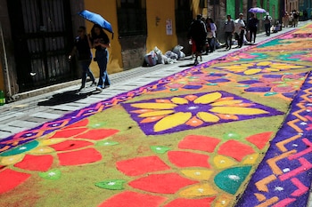 TEGUCIGALPA (HONDURAS): Personas pasan frente a alfombras de aserrín durante las actividades de Semana Santa este viernes, en Tegucigalpa (Honduras). EFE/ Gustavo Amador