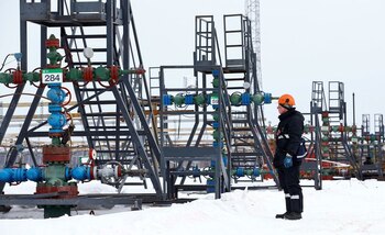 Un empleado inspeccionando un poco
