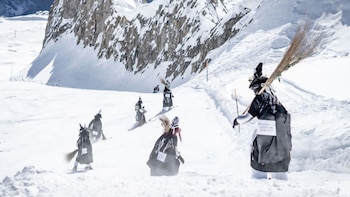Una bruja quemada, mil esquiadores disfrazados y 12 kilómetros: así la Belalp Hexe mantiene viva la leyenda más oscura de los Alpes suizos