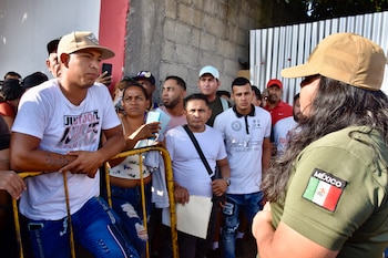 Una funcionaria de Migración mexicana