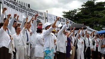 Presidente de Honduras pide a médicos mantener atención a pacientes y promete saldar pagos pendientes
