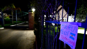 El adiós a Jorge Messi: durante la madrugada los hinchas dejaron mensajes de apoyo en el cementerio y se espera una ceremonia íntima