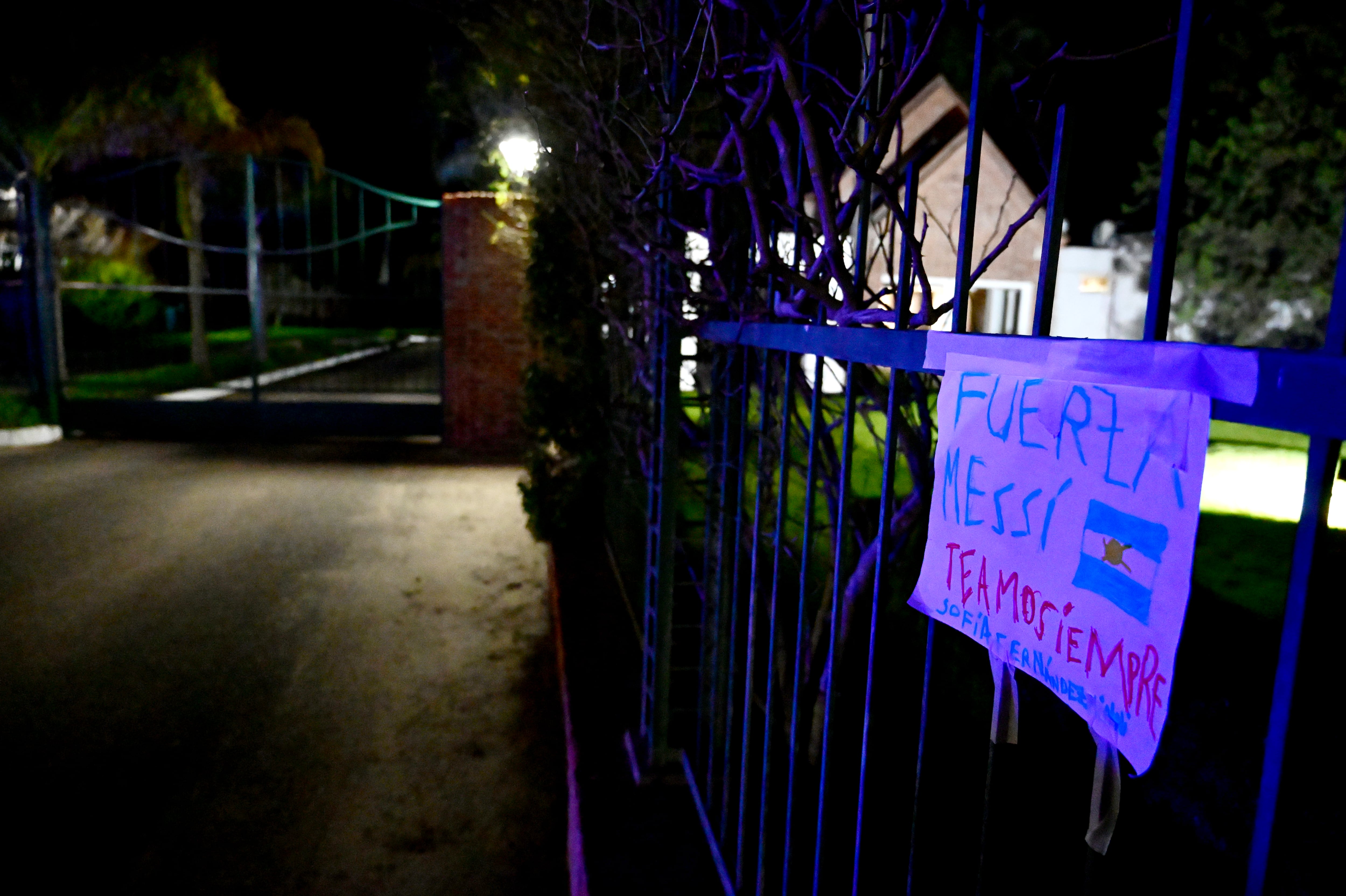 Fuerza Messi. Un cartel colgado en la reja de acceso al cementerio (RS Fotos)