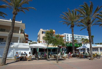 Turistas almuerzan frente a la
