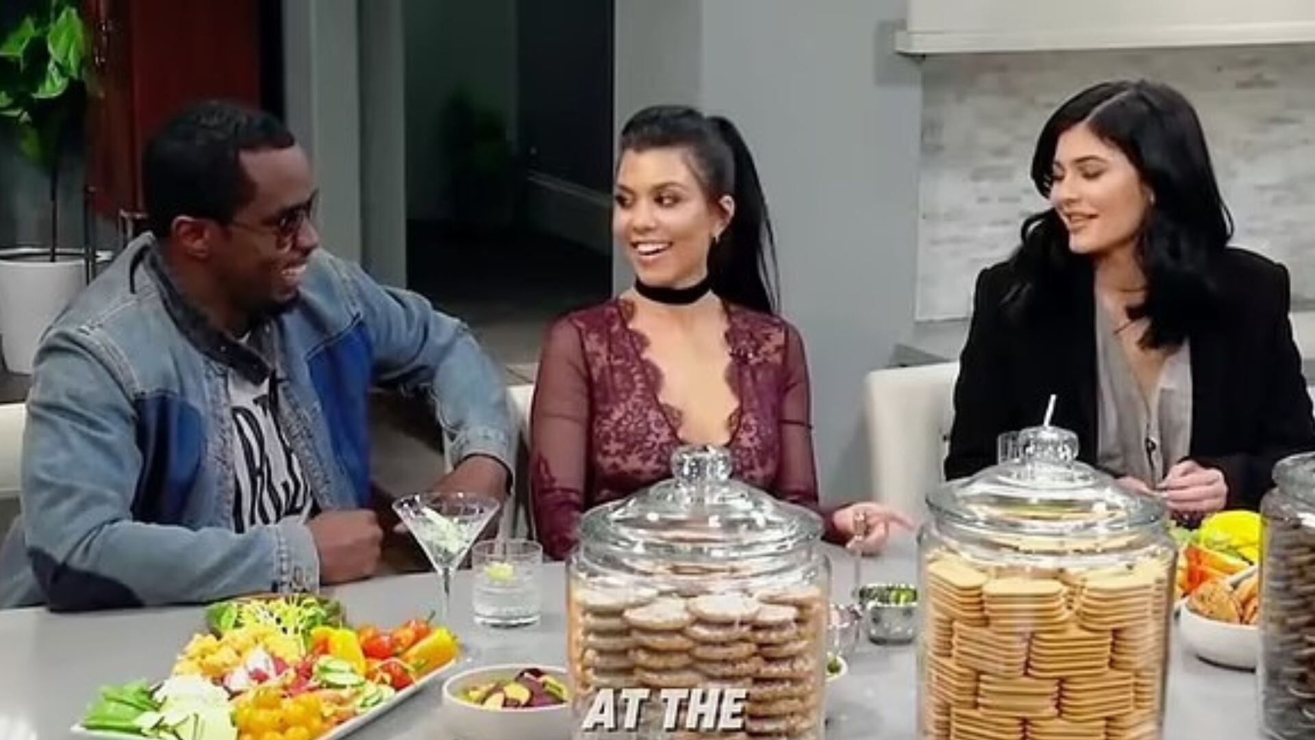 La influencer relató que terminó llorando sola en un baño tras recibir el golpe de una desconocida (Captura: FYI Network)