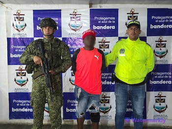 Entre los detenidos figura un supuesto articulador financiero encargado de administrar fondos provenientes de economías ilícitas - crédito prensa Armada de Colombia