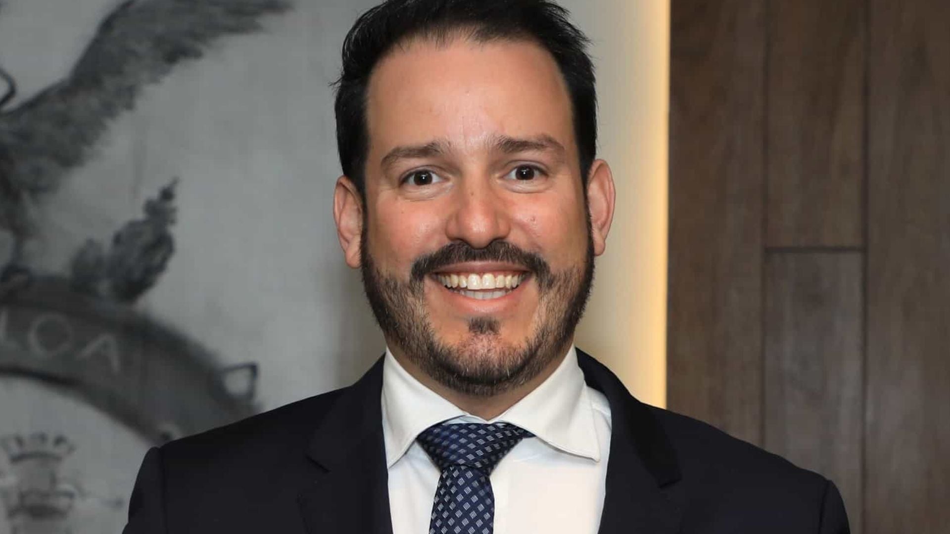 Los afectados comenzaron a recurrir a juzgados federales para impugnar el congelamiento de sus cuentas bancarias. En la imagen, Ricardo Velarde Cárdenas, quien fue secretario de Economía de Sinaloa durante la administración de Rubén Rocha Moya. (Gobierno de Sinaloa)