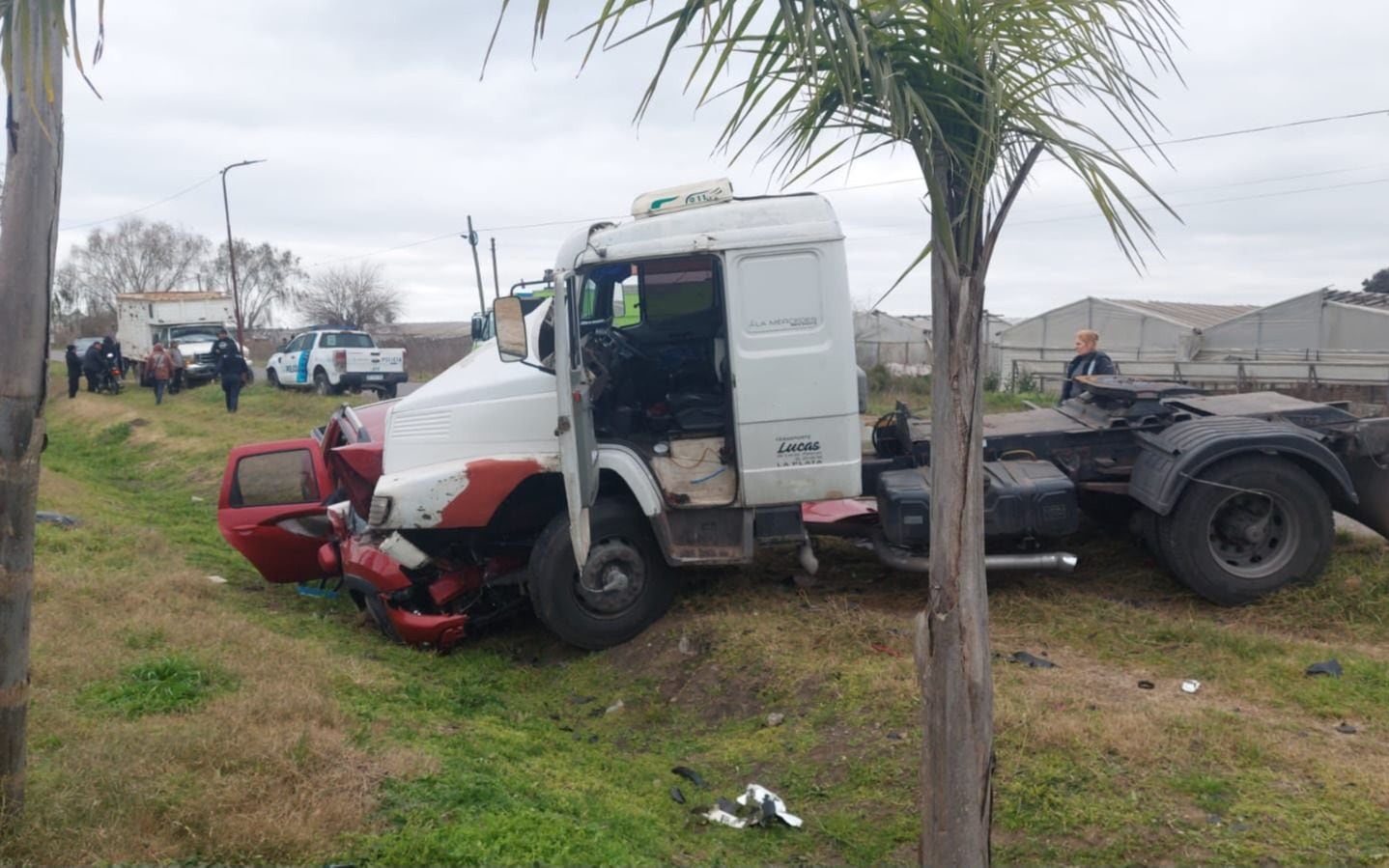 La causa por el accidente entre el camión y la camioneta en La Plata quedó caratulada como homicidio culposo y la UFI N° 10 ordenó pericias