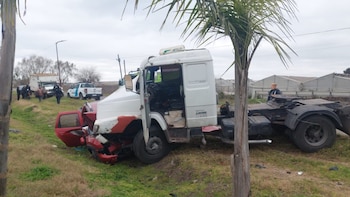 Trágico choque entre un camión y una camioneta en La Plata: una mujer murió y una menor resultó herida