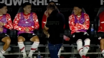 La divertida secuencia entre Coudet y una figura de River para que se haga amonestar: “Lo voy a matar”