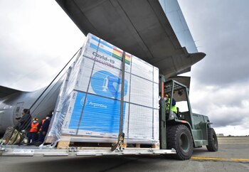 Un cargamento de un millón de vacunas de AstraZeneca, donado por el gobierno de Argentina a Bolivia, llega a las instalaciones del Aeropuerto militar de El Alto. EFE/Stringer