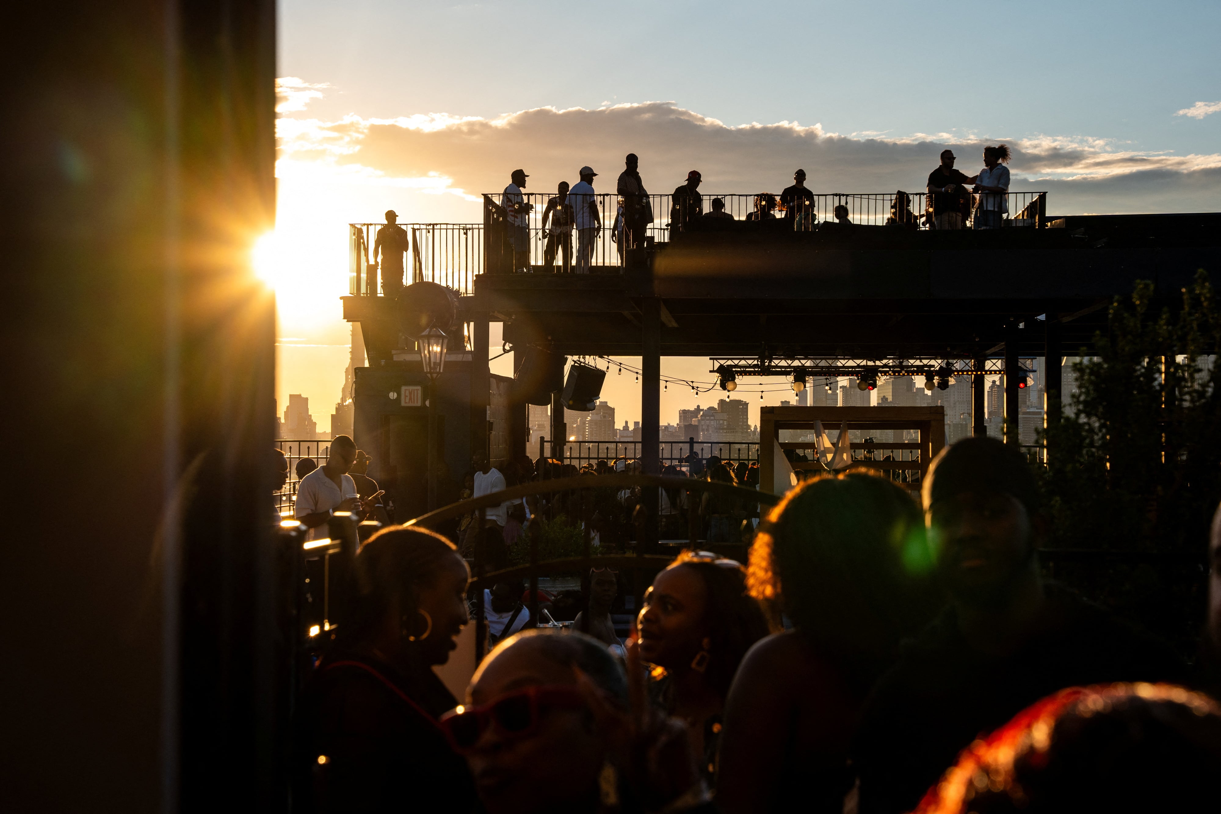 Nueva York mantiene su pulso nocturno, raves bajo puentes y fiestas para millennials se combinan con veladas en barrios históricos y clubes inclusivos (REUTERS/Angelina Katsanis)
