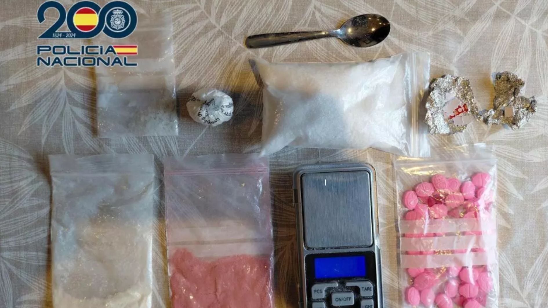 Esta fue parte de las sustancias que se le hallaron a la ciudadana colombiana que hacía las veces de cuidadora durante el allanamiento efectuado en la vivienda de la mujer de la tercera edad por parte de los oficiales de la Policía Nacional - crédito Policía Nacional de España