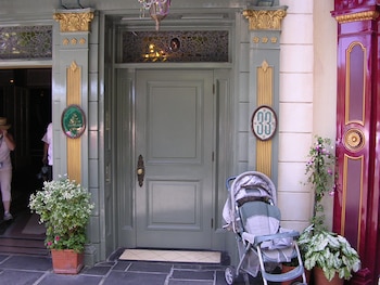 Entrada del Club 33, en