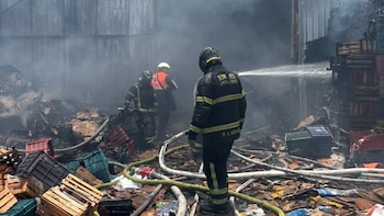 Incendio en la alcaldía Iztapalapa provoca movilización de las autoridades y evacuación de 16 casas