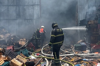Las autoridades municipales trabajaron en conjunto con cuerpos de emergencia federales para sofocar el fuego