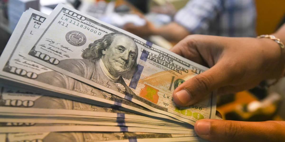 El dólar se mantiene a más de 200 pesos de distancia del techo de las bandas.