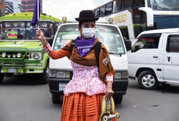 Una mujer con una patineta