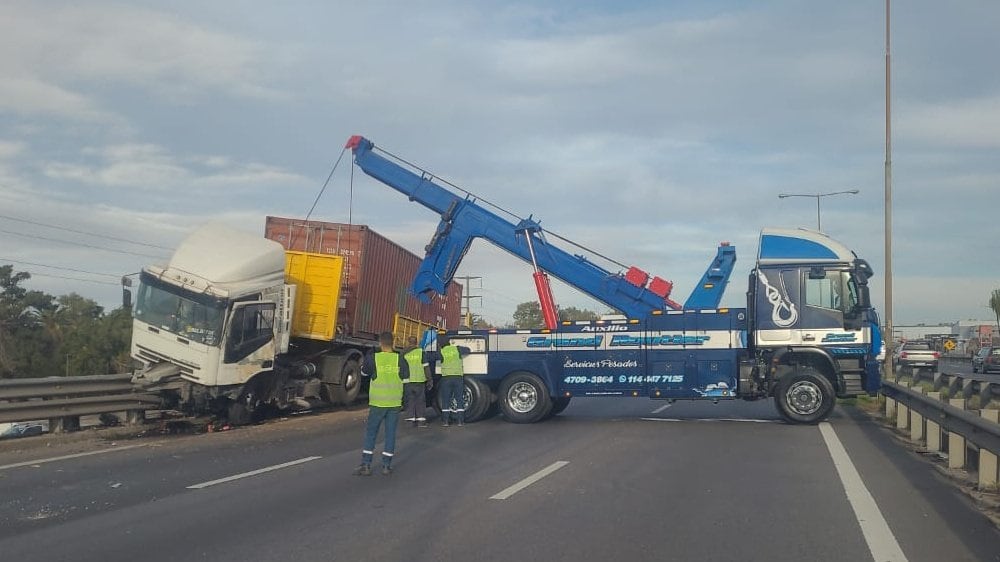 Las autoridades estaban llevando a cabo el operativo para sacar el camión de Panamericana