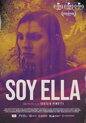 Cartel cinematográfico en tonos morados y amarillos con la imagen de una persona y el título Soy Ella escrito en letras grandes blancas