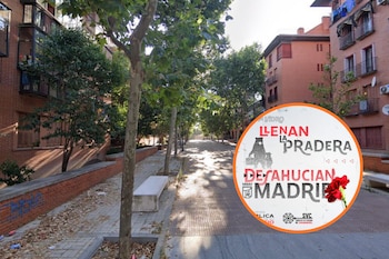 Calle Camino Alto de San Isidro en Madrid, junto al cartel difundido por el Sindicato de Vivienda de Carabanchel.