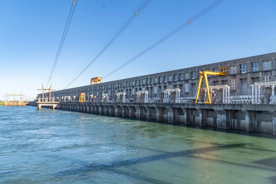 La Entidad Binacional Yacyretá abrió las compuertas del vertedero principal ante la crecida excepcional del río Paraná