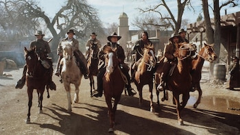 Los actores que dieron vida a los Reguladores en "Young Guns" volvieron a posar juntos casi 40 años después
