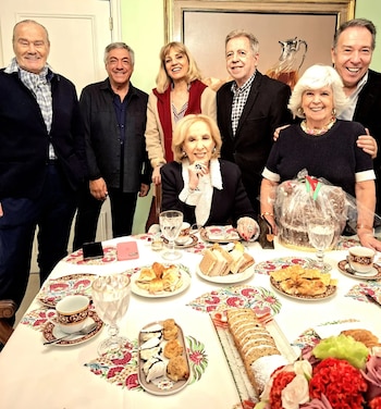 Gino Bogani, Dany Mañas, Teté Coustarot, Héctor Vidal Rivas, Amalia Idoyaga Molina y Alejandro Veroutis rodean a Mirtha Legran en el clásico té de cada domingo