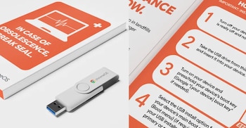 Una memoria USB blanca con logo de ChromeOS y un folleto naranja y blanco con instrucciones para instalar el sistema operativo y un medidor de estado de portátil