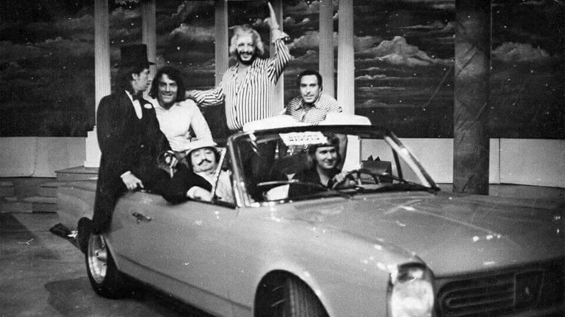 Peucelle junto a Martín Karadagian y otras figuras de