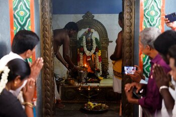 Sacerdotes realizando un ritual por el éxito de la candidata presidencial demócrata en Thulasendrapuram (REUTERS/Francis Mascarenhas)
