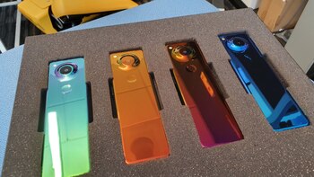 La tecnología GEM Colorshift material del teléfono de Essential hace que el dispositivo cambie de color en función al ángulo desde el que se lo observa.