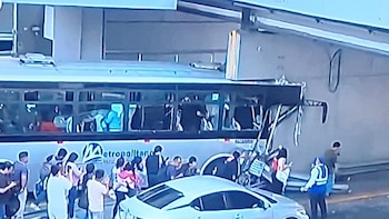 Bus del Metropolitano choca contra