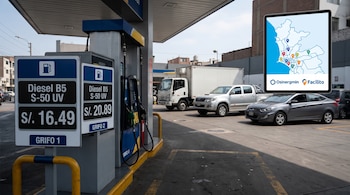 Surtidores con carteles de precios de diésel, vehículos en espera y una pantalla con el mapa y logotipos de Osinergmin y Facilito.