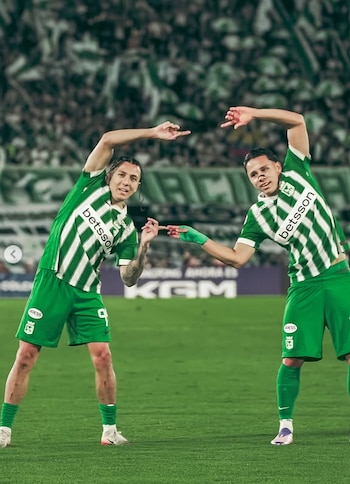 Ian Poveda celebrando con Kevin Parra el primer gol para Atlético Nacional ante Internacional de Bogotá - crédito @nacionaloficial/Instagram