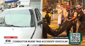 Pantalla dividida con un auto blanco impactado y agentes de seguridad trasladando un cuerpo envuelto en una bolsa negra
