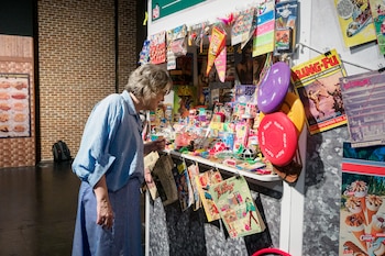 Juguetes, música y objetos escolares invitan a revivir recuerdos de varias generaciones.