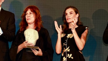 La reina Letizia rescata uno de sus vestidos más elegantes, accesorios incluidos, para reunirse con su gremio en los Premios de Periodismo de Investigación