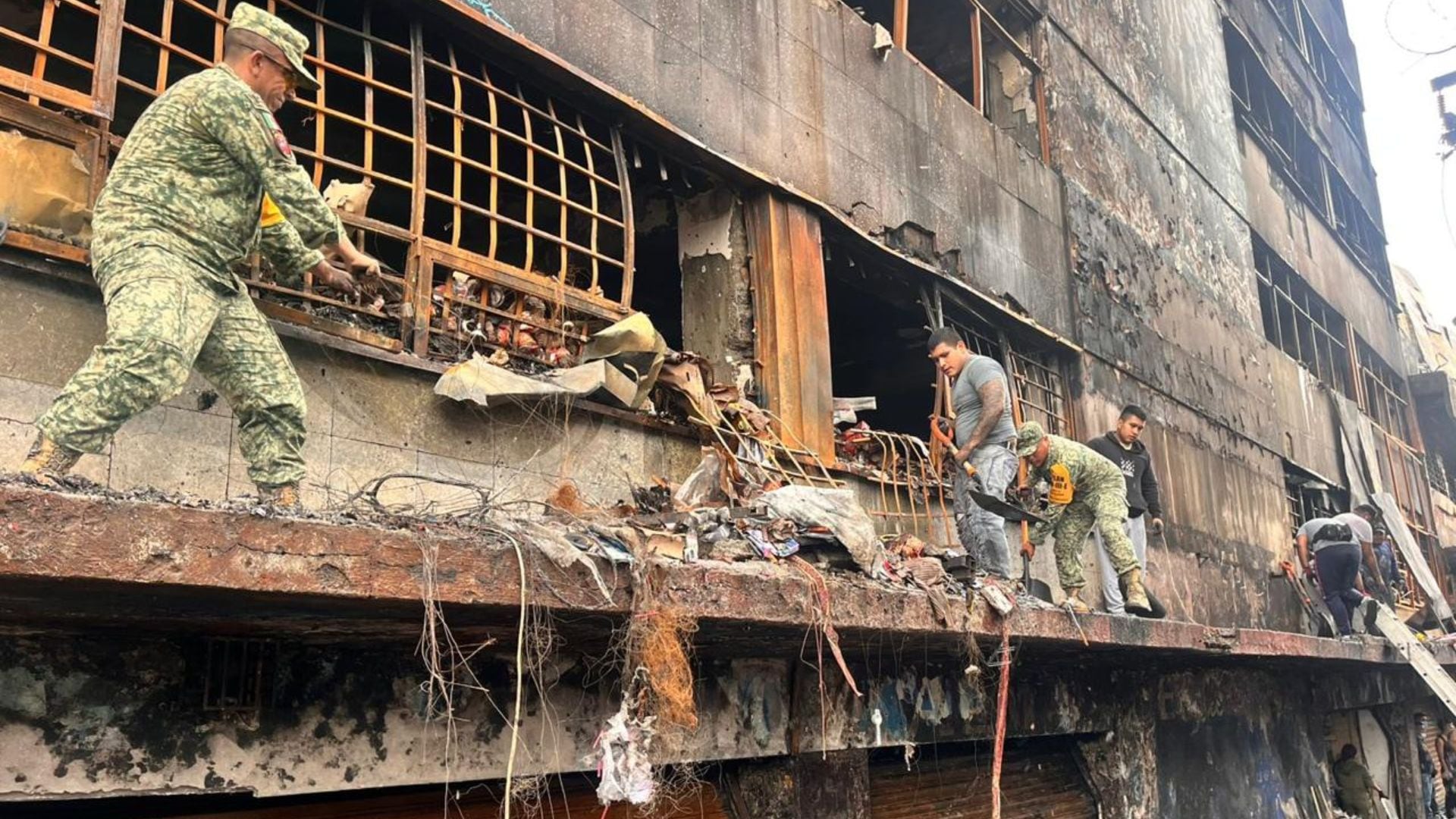 Personal de emergencia y limpieza trabaja entre los escombros del Mercado Sonora, mostrando las severas afectaciones estructurales y materiales causadas por el incendio. (Jefatura Gobierno CDMX)
