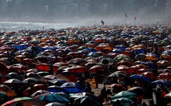 Miles de personas se aglomeran hoy en la playa de Ipanema, en Río de Janeiro (Brasil). EFE/Fábio Motta
