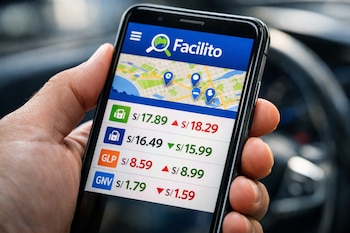 Mano sosteniendo un smartphone con la aplicación Facilito, que muestra un mapa, marcadores de ubicación y precios de varios combustibles en soles.