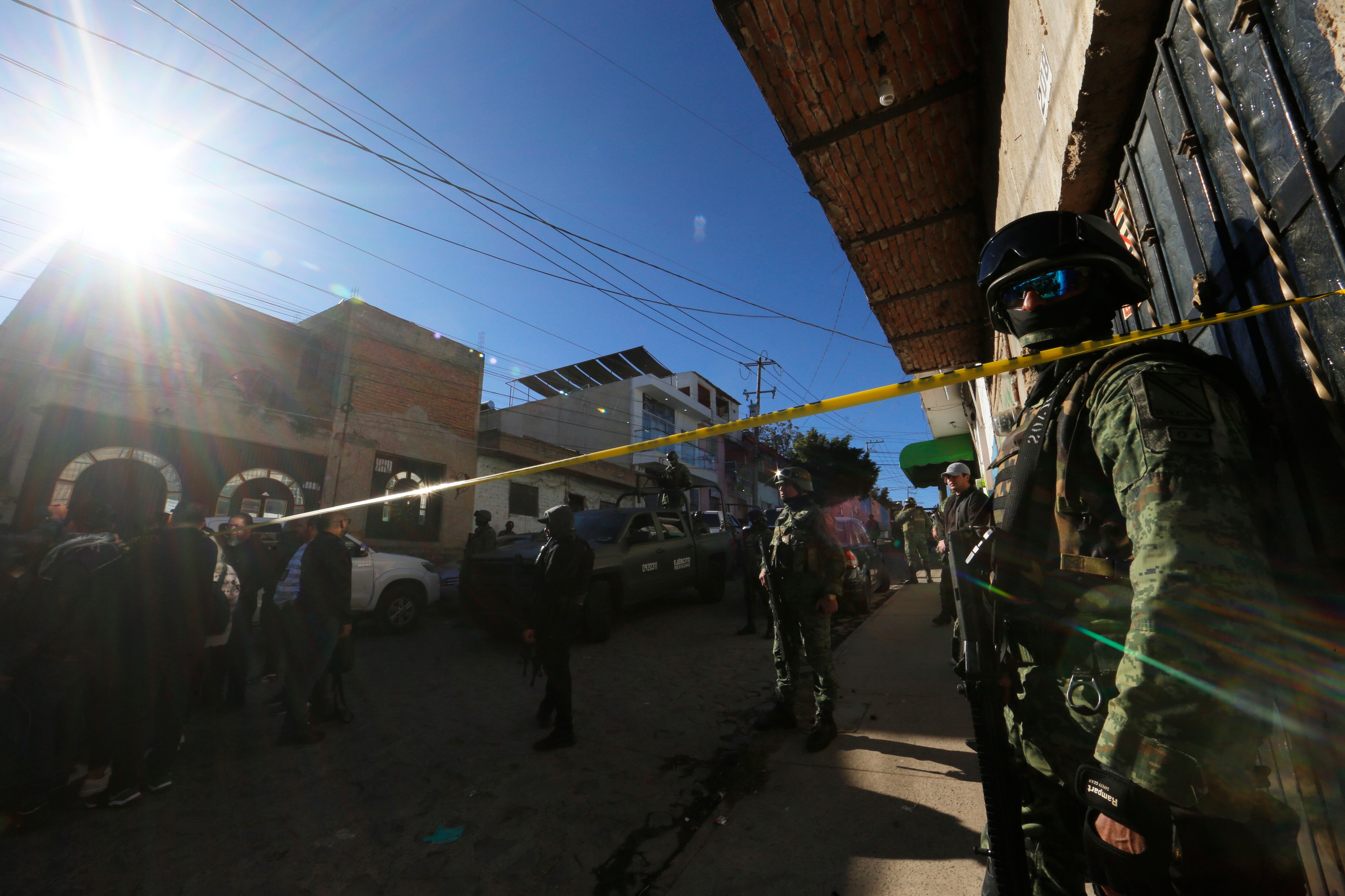 Integrantes del Ejército Mexicano, resguardan la zona donde se registró un ataque armado la madrugada de este domingo en Jalisco, (México). EFE/ Francisco Guasco