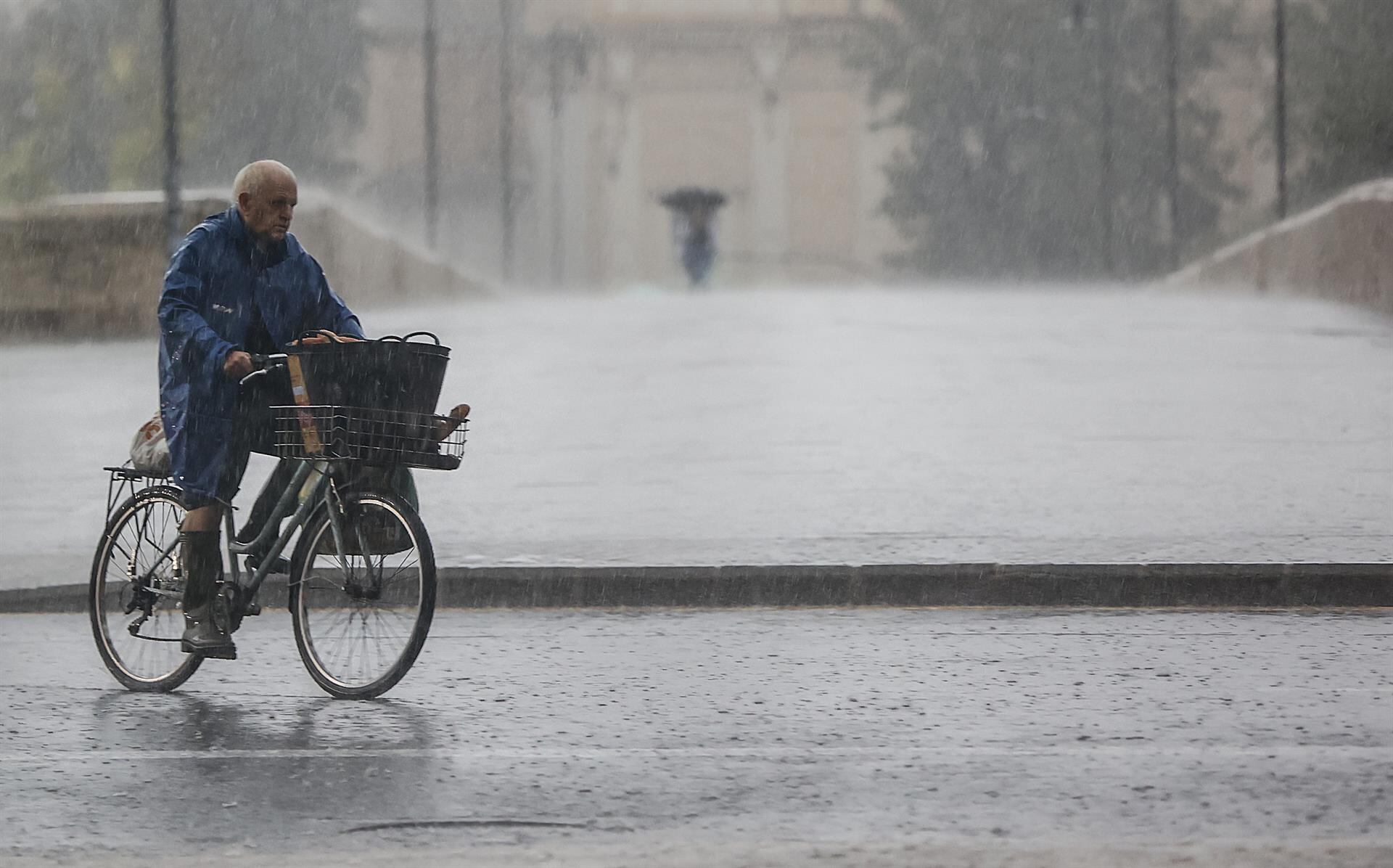 Un hombre en bicicleta bajo la lluvia. (Europa Press)