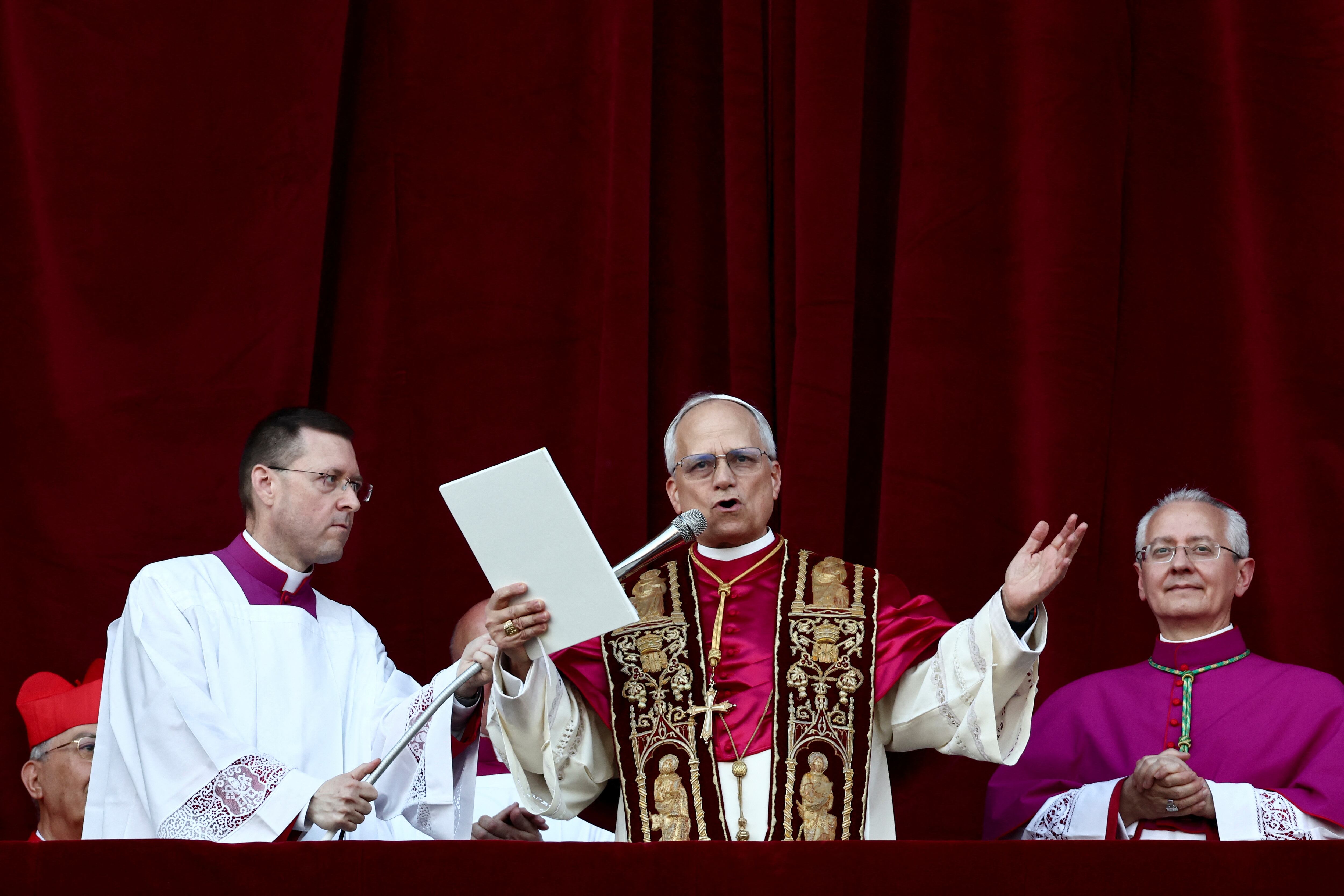 El recién elegido Papa León XIV, el cardenal Robert Prevost de Estados Unidos, pronuncia el mensaje