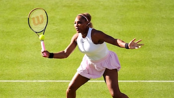 Serena Williams regresa a las pistas con una victoria en dobles en Queen's