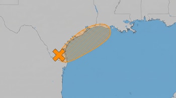 Mapa gris y azul del Golfo de México y costas de Texas y Luisiana. Una zona con franjas naranjas y una X naranja marcan una alerta.