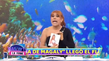Magaly Medina muestra libro de Natalia Merino. (Captura: Magaly TV La Firme)