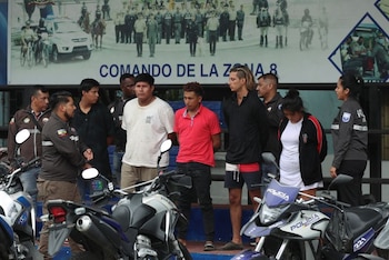 Agentes de la policía nacional de Ecuador junto a un grupo de detenidos tras una ola de violencia impulsada por el grupo "Los Lobos", en Guayaquil. REUTERS/ Henry Romero