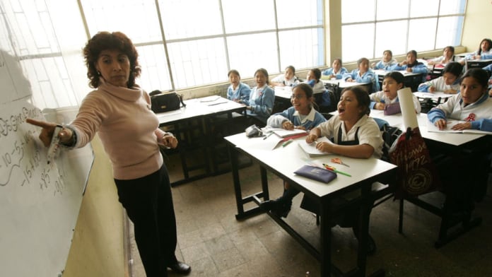 Los docentes con jornada laboral de 30 horas tendrán un sueldo que oscilará entre los 3.300 soles en la primera escala hasta los 6.931 soles en la octava escala.| Andina