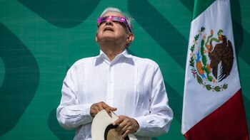 AMLO observó el eclipse solar
